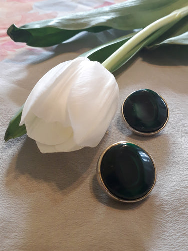Boucles d'oreille rétro, Couleurs Vintage. Malachite verte et dorée à clips