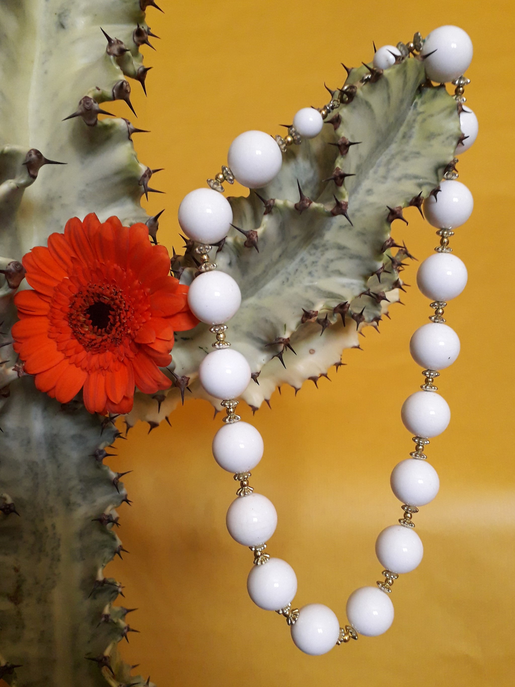 Collier Années 70 Avec Boules En Résine - Bijou Vintage, Occasion Bon état Général