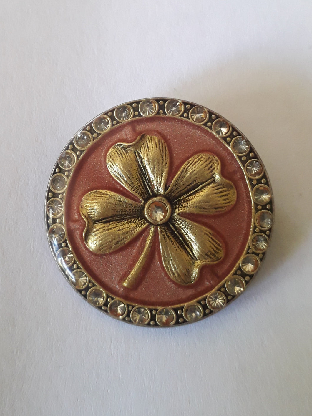 Broche vintage Léa - Catherine Popesco. Trèfle à quatre feuilles en résine et cristaux