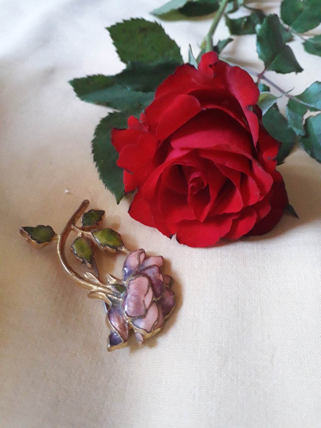 Broche vintage Dorinne - Rose émaillée en métal. Épingle à poussoir.