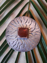 Charger l&#39;image dans la galerie, Broche vintage Nora - Cabochon orange. Métal argenté
