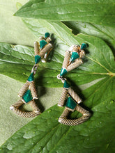 Charger l&#39;image dans la galerie, Boucles d&#39;oreilles vintage Alicia - Balenciaga. Dorée et vertes.
