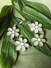 Charger l&#39;image dans la galerie, Bracelet années 90&#39; Manon - Chaine de fleurs émail.
