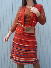 Charger l&#39;image dans la galerie, Ensemble vintage Camille - Gilet et jupe Lainage rouge rayé. Taille S, 36, 38. Made in France
