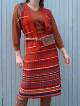 Charger l&#39;image dans la galerie, Ensemble vintage Camille - Gilet et jupe Lainage rouge rayé. Taille S, 36, 38. Made in France
