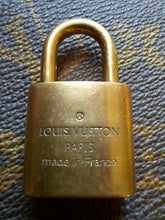 Charger l&#39;image dans la galerie, Cadenas Louis Vuitton - Numéro 328. Padlock Gold
