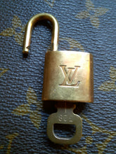 Charger l&#39;image dans la galerie, Cadenas Louis Vuitton - Numéro 328. Padlock Gold
