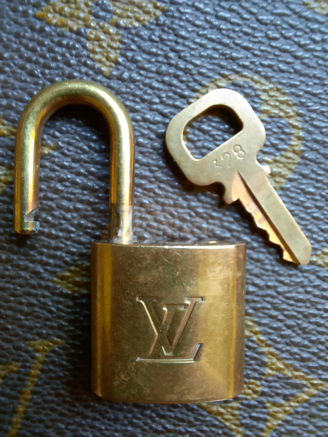 Cadenas Louis Vuitton - Numéro 328. Padlock Gold