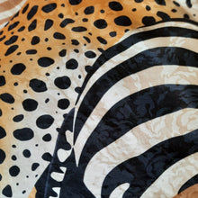 Charger l&#39;image dans la galerie, Foulard en soie Marthe - Imprimé animalier. 82 x 82
