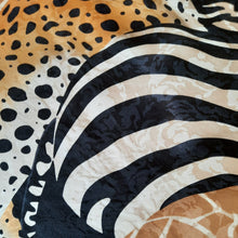 Charger l&#39;image dans la galerie, Foulard en soie Marthe - Imprimé animalier. 82 x 82
