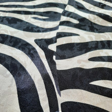 Charger l&#39;image dans la galerie, Foulard en soie Marthe - Imprimé animalier. 82 x 82
