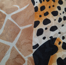 Charger l&#39;image dans la galerie, Foulard en soie Marthe - Imprimé animalier. 82 x 82
