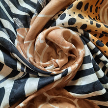 Charger l&#39;image dans la galerie, Foulard en soie Marthe - Imprimé animalier. 82 x 82
