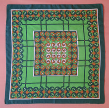 Charger l&#39;image dans la galerie, Petit foulard vintage Yolène - Vert pomme - 50 × 50
