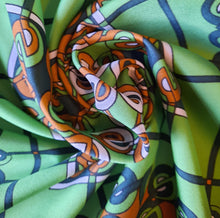 Charger l&#39;image dans la galerie, Petit foulard vintage Yolène - Vert pomme - 50 × 50
