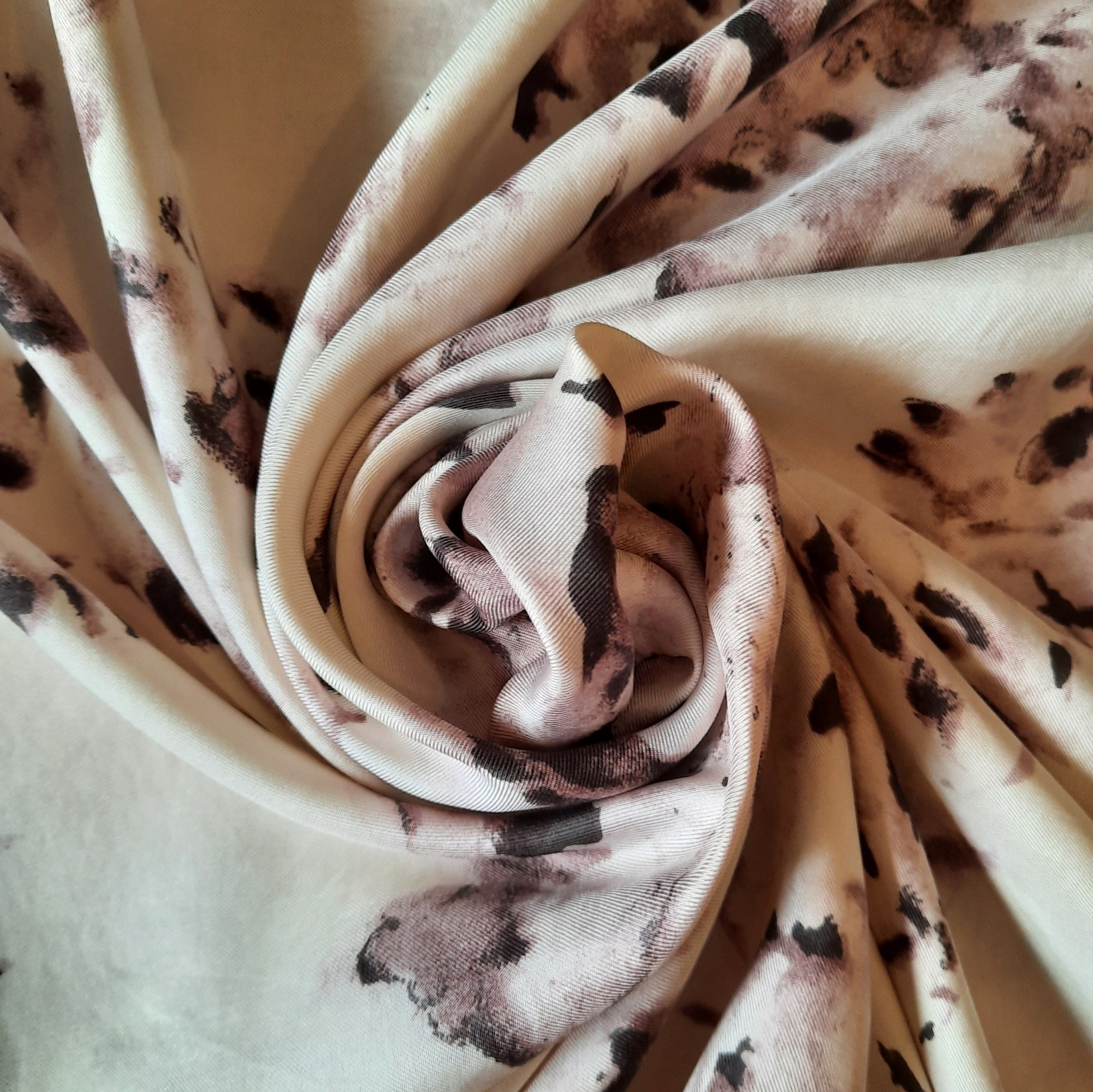 Foulard En Soie Pierre Balmain Occasion - Multicouleur, Style Bandana/carré, état Moyen (micro-trous)