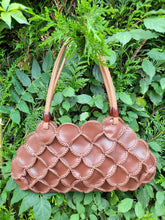 Charger l&#39;image dans la galerie, Sac vintage Léna - Patchwork de simili cuir crocheté. Taille unique.
