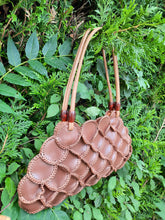 Charger l&#39;image dans la galerie, Sac vintage Léna - Patchwork de simili cuir crocheté. Taille unique.
