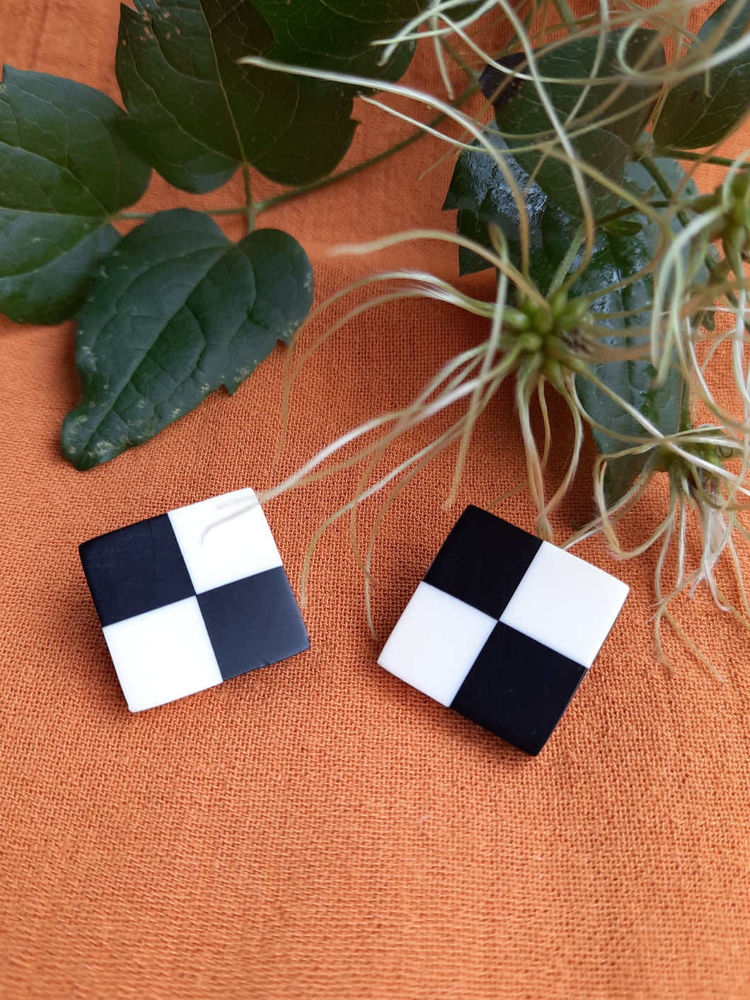 Boucles d'oreilles anciennes Cléo - Damier bicolore. A clips.