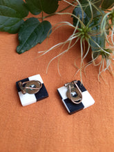 Charger l&#39;image dans la galerie, Boucles d&#39;oreilles anciennes Cléo - Damier bicolore. A clips.

