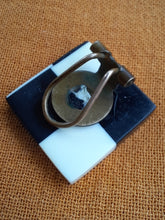 Charger l&#39;image dans la galerie, Boucles d&#39;oreilles anciennes Cléo - Damier bicolore. A clips.
