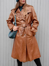 Charger l&#39;image dans la galerie, Trench-coat vintage Éve - Cuir marron. Fermeture croisée. Taille XL, 42, 44.
