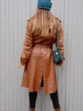 Charger l&#39;image dans la galerie, Trench-coat vintage Éve - Cuir marron. Fermeture croisée. Taille XL, 42, 44.
