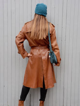 Charger l&#39;image dans la galerie, Trench-coat vintage Éve - Cuir marron. Fermeture croisée. Taille XL, 42, 44.
