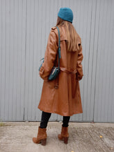 Charger l&#39;image dans la galerie, Trench-coat vintage Éve - Cuir marron. Fermeture croisée. Taille XL, 42, 44.
