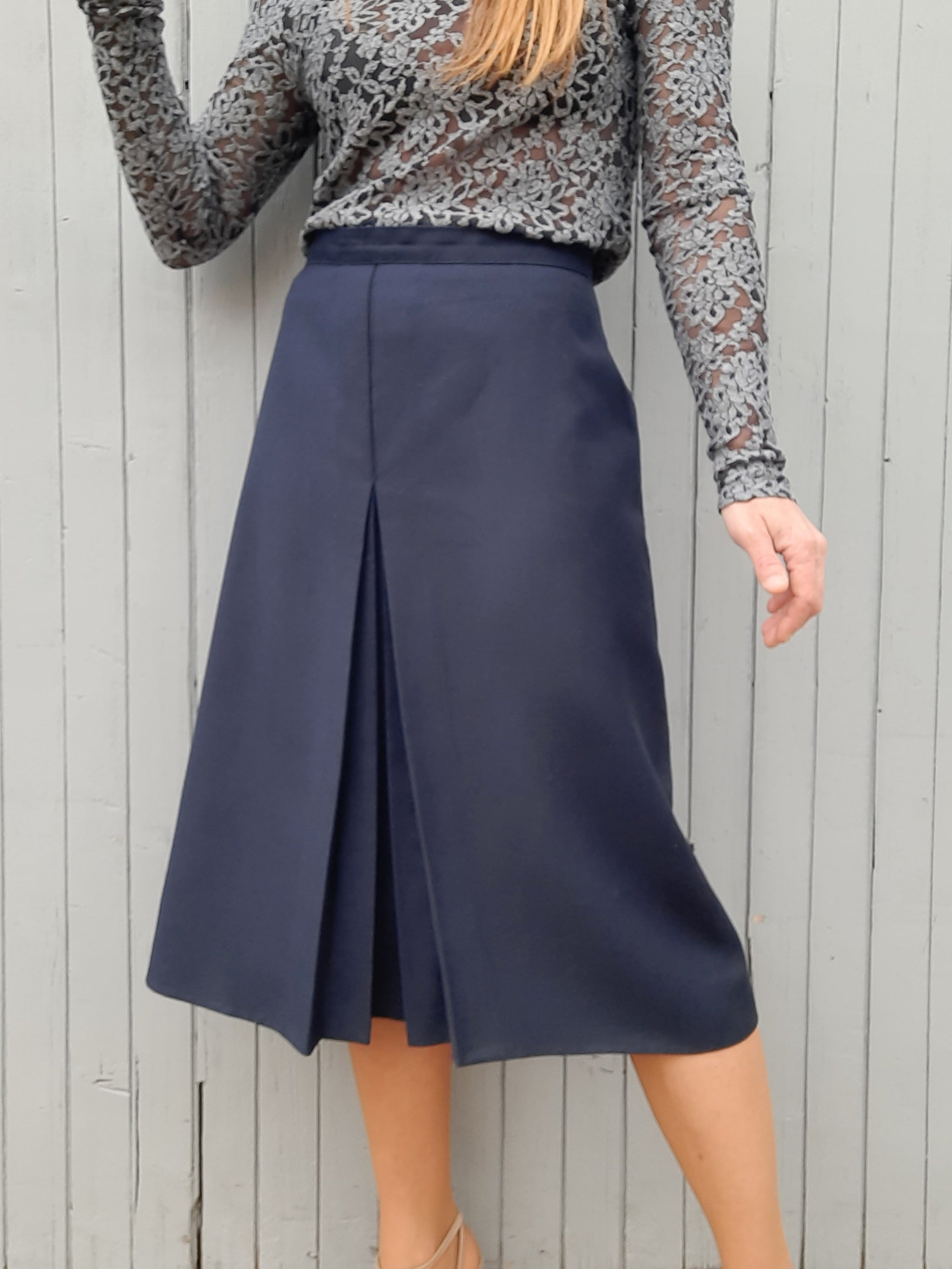 Jupe vintage bleu marine à double plis creux. Taille XXL, 44, 46. Made in France. Laine – Couleurs Vintage Jupe vintage bleu marine à double plis creux. Taille XXL, 44, 46. Made in France. Laine – Couleurs Vintage