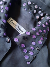 Charger l&#39;image dans la galerie, Chemisier vintage Sidonie - Voile noir transparent et pois violet. Taille S, 36, 38. Colette Attané. Made in France

