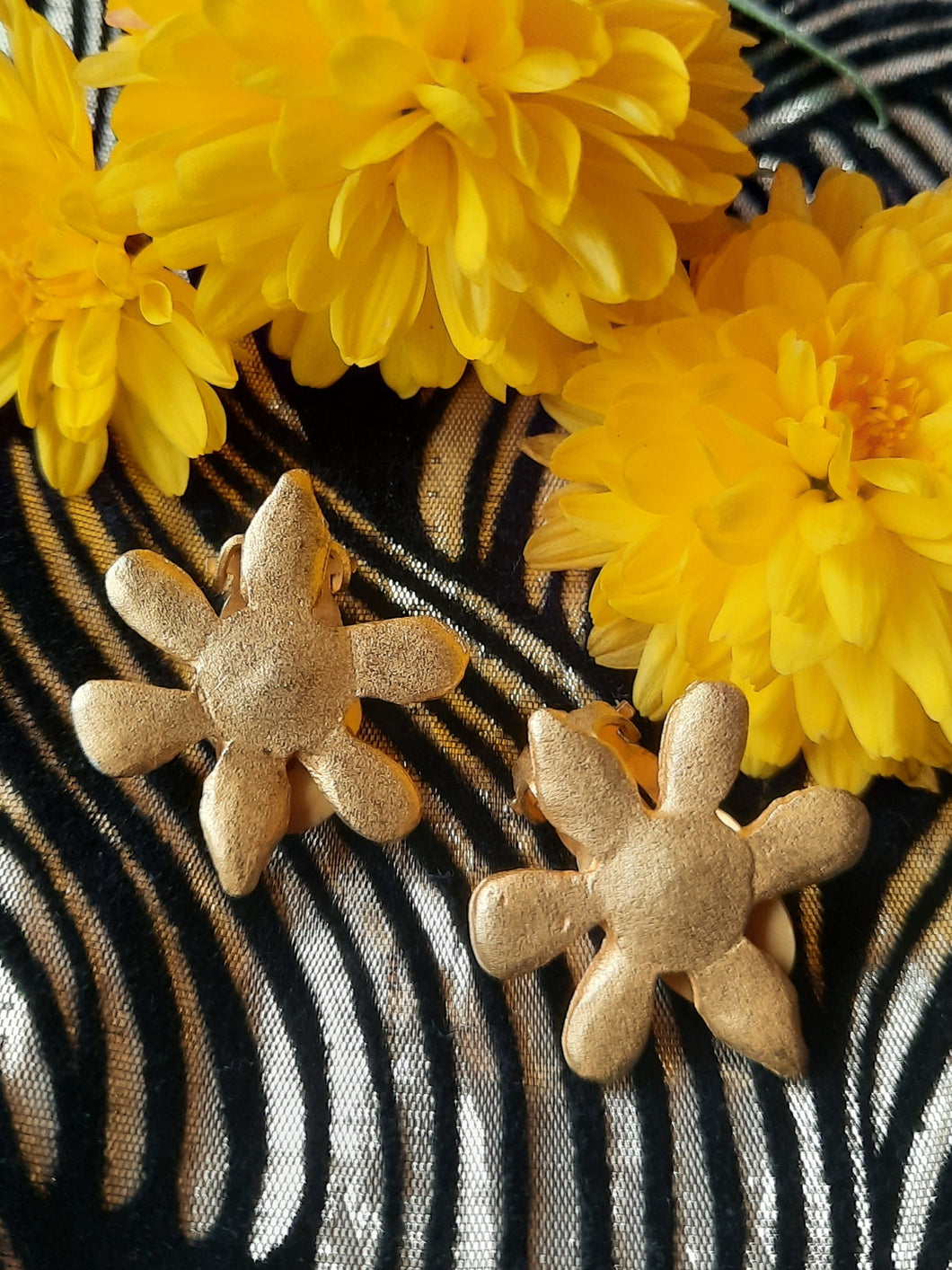 Boucles d'oreille Léa - Fleurs dorées. Cécile & Jeanne Paris. Made in France