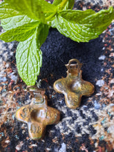 Charger l&#39;image dans la galerie, Boucles d&#39;oreille anciennes Cléa - Saint Luc 398. Bronze émaillé.
