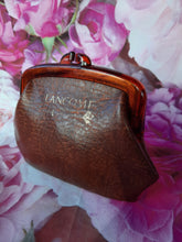 Charger l&#39;image dans la galerie, Porte monnaie vintage Mélia - Imitation cuir marron et fermoir bakélite. Lancôme.
