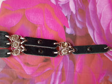 Charger l&#39;image dans la galerie, Ceinture vintage Claudie - Chaînes multi rang poils noirs ornée d&#39;un guépard. T 85. José Cotel. Made in France
