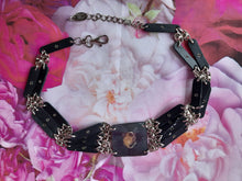 Charger l&#39;image dans la galerie, Ceinture vintage Claudie - Chaînes multi rang poils noirs ornée d&#39;un guépard. T 85. José Cotel. Made in France
