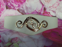 Charger l&#39;image dans la galerie, Ceinture vintage Leslee - Cuir blanc, volutes dorés et strass. Leo Isba. Made in France. T 80
