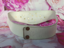 Charger l&#39;image dans la galerie, Ceinture vintage Leslee - Cuir blanc, volutes dorés et strass. Leo Isba. Made in France. T 80
