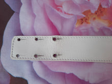 Charger l&#39;image dans la galerie, Ceinture vintage Leslee - Cuir blanc, volutes dorés et strass. Leo Isba. Made in France. T 80
