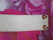 Charger l&#39;image dans la galerie, Ceinture vintage Leslee - Cuir blanc, volutes dorés et strass. Leo Isba. Made in France. T 80
