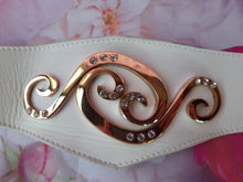 Charger l&#39;image dans la galerie, Ceinture vintage Leslee - Cuir blanc, volutes dorés et strass. Leo Isba. Made in France. T 80
