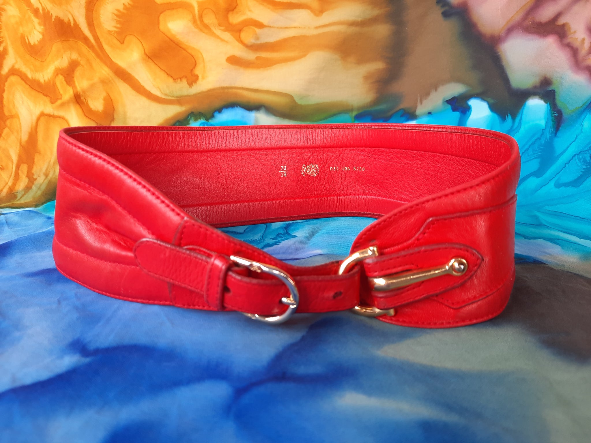 Ceinture vintage en cuir rouge. Gucci. Taille XS. Fabrication Italienne Couleurs Vintage