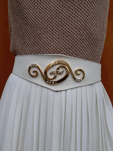 Charger l&#39;image dans la galerie, Ceinture vintage Leslee - Cuir blanc, volutes dorés et strass. Leo Isba. Made in France. T 80
