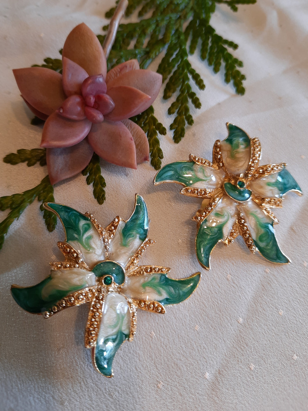 Boucles d'oreille anciennes Jenny - Fleurs vertes émaillées et strass.