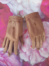 Charger l&#39;image dans la galerie, Gants vintage Loubna - Cuir camel, doublure soie. Broderies florales
