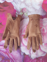 Charger l&#39;image dans la galerie, Gants vintage Loubna - Cuir camel, doublure soie. Broderies florales
