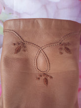 Charger l&#39;image dans la galerie, Gants vintage Loubna - Cuir camel, doublure soie. Broderies florales
