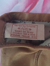 Charger l&#39;image dans la galerie, Gants vintage Loubna - Cuir camel, doublure soie. Broderies florales
