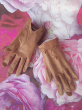 Charger l&#39;image dans la galerie, Gants vintage Loubna - Cuir camel, doublure soie. Broderies florales
