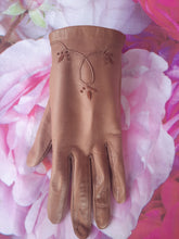 Charger l&#39;image dans la galerie, Gants vintage Loubna - Cuir camel, doublure soie. Broderies florales
